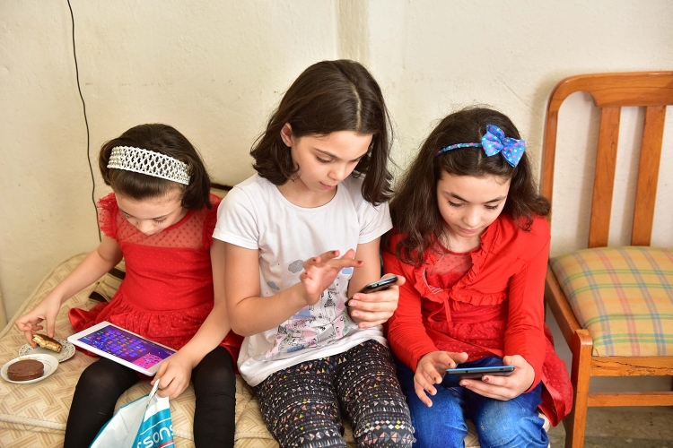 Dünyada gençlerin 70'inin maruz kaldığı online zorbalık ve tacizin önlenmesi için