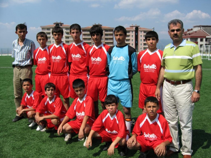 Madde bağımlısı genç sporcularımızı bu bataklıktan kurtarmak için kurulmuş bir futbol takımıdır 